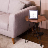 Marque Amazon - Rivet - Table d'appoint hexagonale en noyer et métal noir, 50 x 40 x 46 cm