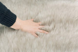 WOLTU TP3524wsg Tapis en Peau de Mouton synthétique Fourrure Longue Coussin de Fourrure Imitation 60x90cm, Blanc + Gris