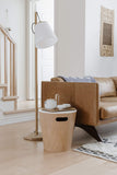 UMBRA Woodrow Storage Stool. Tabouret de rangement Woodrow. Tabouret rond en bois naturel et couvercle laqué blanc, idéal pour les petits espaces, 40.6x42cm, en bois naturel et laqué blanc.