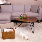 Marque Amazon - Rivet - Table basse triangulaire, en noyer et à base en métal noir, 77 x 65 x 56 cm