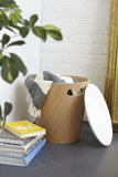 UMBRA Woodrow Storage Stool. Tabouret de rangement Woodrow. Tabouret rond en bois naturel et couvercle laqué blanc, idéal pour les petits espaces, 40.6x42cm, en bois naturel et laqué blanc.