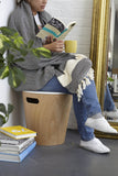 UMBRA Woodrow Storage Stool. Tabouret de rangement Woodrow. Tabouret rond en bois naturel et couvercle laqué blanc, idéal pour les petits espaces, 40.6x42cm, en bois naturel et laqué blanc.